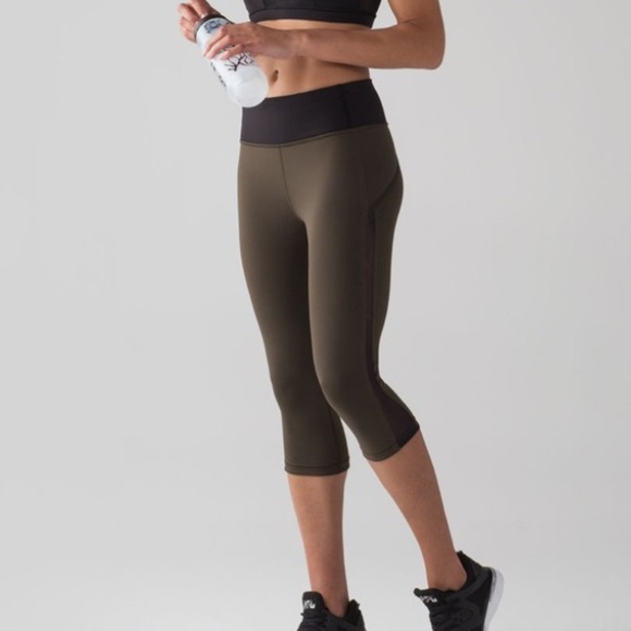 Lululemon Green and Black Smooth Stride Crop - Picture 2 of 16